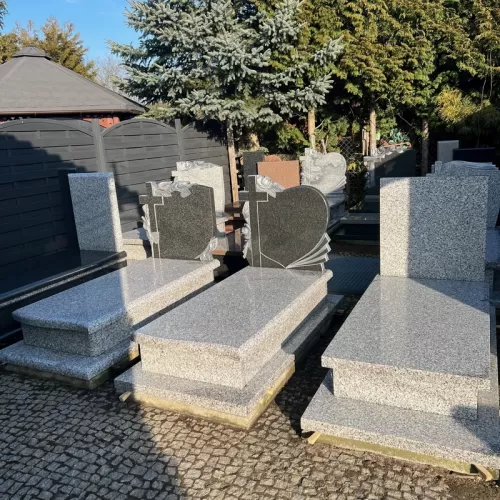 Nagrobki na cmentarzu 35